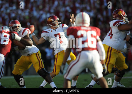 Il 9 ottobre, 2010 - Stanford, in California, Stati Uniti d'America - USC Trojans quarterback Matt Barkley (7) scende di nuovo a passare durante il gioco NCAA tra la Stanford Cardinale e l'USC Trojans presso la Stanford Stadium. Le squadre sono legati a 14 al tempo di emisaturazione. (Credito Immagine: © Matt Cohen/Southcreek globale/ZUMApress.com) Foto Stock