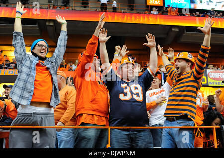 Syracuse, New York, Stati Uniti d'America. 30 Novembre, 2013. Novembre 30, 2013: Syracuse Orange tifosi festeggiare un touchdown durante il secondo trimestre di un NCAA Football gioco tra il Boston College Eagles e il Syracuse Orange al Carrier Dome in Syracuse, New York. Ricca Barnes/CSM/Alamy Live News Foto Stock