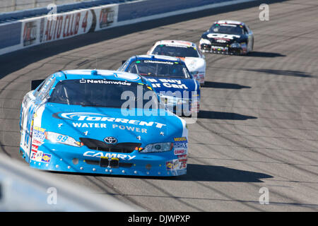 Il 9 ottobre, 2010 - Fontana, CA, Stati Uniti d'America - Martin Truex Jr (99) nel torrente Toyota auto combattimenti nel centro del pacco nella Fontana, in California. (Credito Immagine: © Josh Cappella/Southcreek globale/ZUMApress.com) Foto Stock