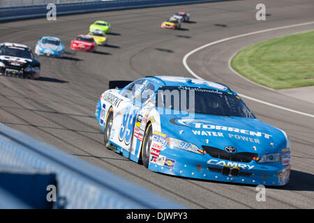 Il 9 ottobre, 2010 - Fontana, CA, Stati Uniti d'America - Martin Truex Jr (99) nel torrente Toyota auto combattimenti nel centro del pacco nella Fontana, in California. (Credito Immagine: © Josh Cappella/Southcreek globale/ZUMApress.com) Foto Stock