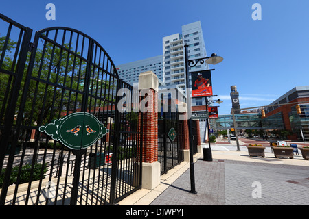 Ingresso al Rigogolo Park (casa di Baltimore Orioles), l'Hilton Hotel e Bromo Seltzer torre in background, Baltimore, Stati Uniti d'America Foto Stock