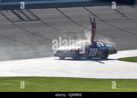 Il 9 ottobre, 2010 - Fontana, CA, Stati Uniti d'America - Kyle Busch (18) NN. bevanda energetica auto Toyota celebra la vittoria a Fontana, in California. (Credito Immagine: © Josh Cappella/Southcreek globale/ZUMApress.com) Foto Stock