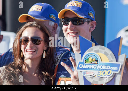 Il 9 ottobre, 2010 - Fontana, CA, Stati Uniti d'America - Kyle Busch (18) rivendica il suo trofeo e celebra la vittoria con la sua fidanzata a Fontana, in California. (Credito Immagine: © Josh Cappella/Southcreek globale/ZUMApress.com) Foto Stock