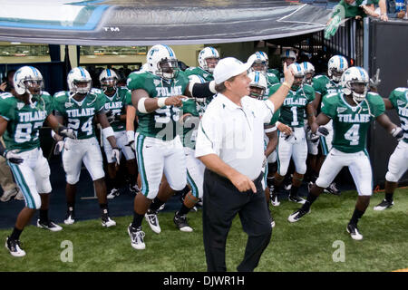 Il 9 ottobre, 2010 - New Orleans, Louisiana, Stati Uniti d'America - Tulane verdi Wave head coach Bob Toledo conduce la sua squadra fuori dello spogliatoio. (Credito Immagine: © Giuseppe Bellamy/Southcreek globale/ZUMApress.com) Foto Stock