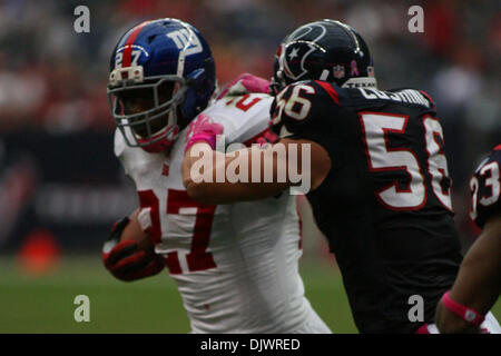 Ottobre 10, 2010 - Houston, Texas, Stati Uniti d'America - 10 Ottobre 2010: New York Giants running back Brandon Jacobs (27) cerca di uscire dalla comprensione di Houston Texans libebacked Brian Cushing (56). New York Giants ha sconfitto la Houston Texans 34-10 al Reliant Stadium di Houston, Texas. (Credito Immagine: © Luis Leyva/Southcreek globale/ZUMApress.com) Foto Stock