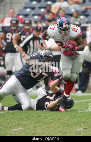 Ottobre 10, 2010 - Houston, Texas, Stati Uniti d'America - 10 Ottobre 2010: New York Giants running back Brandon Jacobs (27) rompe lontano da 2 difensori dei Texans. New York Giants ha sconfitto la Houston Texans 34-10 al Reliant Stadium di Houston, Texas. (Credito Immagine: © Luis Leyva/Southcreek globale/ZUMApress.com) Foto Stock