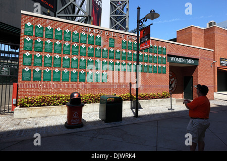 Ventilatore guardando Hall of Fame in Rigogolo Park, casa della squadra di baseball dei Baltimore Orioles, Camden Yards complesso sportivo, Baltimore, Stati Uniti d'America Foto Stock