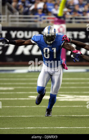 Ottobre 10, 2010 - Detroit, Michigan, Stati Uniti d'America - 10 ottobre2010: Detroit Lions wide receiver Calvin Johnson (#81) scorre verso il basso campo. Il Detroit Lions battere il San Louis Rams 44-6 al Ford Field. (Credito Immagine: © Alan Ashley/Southcreek globale/ZUMApress.com) Foto Stock