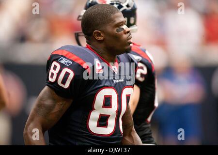 Ottobre 10, 2010 - Houston, Texas, Stati Uniti - Houston Texans (80) WR Andre Johnson camminate fuori campo dopo il cliente i Texans prima youch-down. NY Giants ha sconfitto la Houston Texans 34-10 al Reliant Stadium. (Credito Immagine: © Juan DeLeon/Southcreek globale/ZUMAPRESS.com) Foto Stock