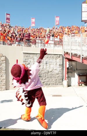 Ottobre 10, 2010 - Blacksburg, Virginia, Stati Uniti d'America - Virginia Tech mascotte, il Hokiebird, getta T-shirt alla folla tra quarti al Lane Stadium di Blacksburg, Virginia. Virginia Tech sconfitto Michigan centrale 45-21. (Credito Immagine: © Rassi Borneo/Southcreek globale/ZUMApress.com) Foto Stock