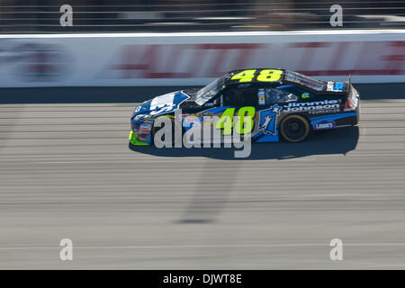 Ottobre 10, 2010 - Fontana, CA, Stati Uniti d'America - Jimmie Johnson (48) gare da nel suo Lowes/Jimmie Johnson Foundation Chevrolet. Johnson è venuto attraverso il traguardo in terza posizione. (Credito Immagine: © Josh Cappella/Southcreek globale/ZUMApress.com) Foto Stock