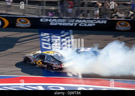 Ottobre 10, 2010 - Fontana, CA, Stati Uniti d'America - David Ragan (6) nel cargo UPS Ford gira fuori attraverso la linea del traguardo davanti a Kurt Busch (2) nel funzionamento Home Front/Miller Lite Dodge. (Credito Immagine: © Josh Cappella/Southcreek globale/ZUMApress.com) Foto Stock