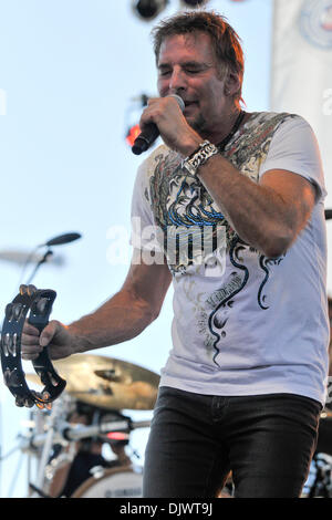 Ottobre 10, 2010 - Fontana, in California, Stati Uniti d'America - cantante Kenny Loggins esegue al FanZone prima della NASCAR Sprint Cup Series Pepsi MAX 400 presso Auto Club Speedway. (Credito Immagine: © Andrew Fielding/Southcreek globale/ZUMApress.com) Foto Stock