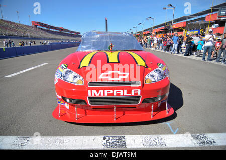 Ottobre 10, 2010 - Fontana, in California, Stati Uniti d'America - Jamie McMurray #1 McDonald's Chevrolet schierate sul palo prima della NASCAR Sprint Cup Series Pepsi MAX 400 presso Auto Club Speedway. (Credito Immagine: © Andrew Fielding/Southcreek globale/ZUMApress.com) Foto Stock