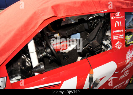 Ottobre 10, 2010 - Fontana, in California, Stati Uniti d'America - La marcia per la sicurezza e la testa del sistema di ritenuta in #12 Penske Dodge prima della NASCAR Sprint Cup Series Pepsi MAX 400 presso Auto Club Speedway. (Credito Immagine: © Andrew Fielding/Southcreek globale/ZUMApress.com) Foto Stock