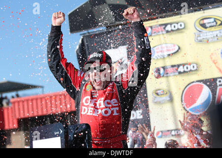 Ottobre 10, 2010 - Fontana, in California, Stati Uniti d'America - Tony Stewart driver della Sprint Cup Series Office Depot / Old Spice #14 auto vincente celebra la Pepsi Max 400 presso l'Auto Club Speedway. (Credito Immagine: © Brandon Parry/Southcreek globale/ZUMApress.com) Foto Stock