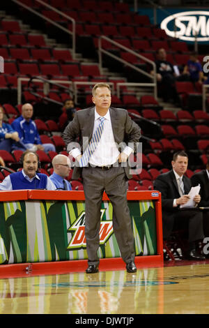 Fresno, CS, STATI UNITI D'AMERICA. 29 Nov, 2013. Novembre 29, 2013 Fresno, CA - Drake head coach Ray Giacoletti nel gioco tra il Drake Bulldogs e il Raschino di Fresno membro Bulldogs a Save Mart Center Fresno, in CA. Drake ha vinto il gioco 84 a 74. Credito: csm/Alamy Live News Foto Stock