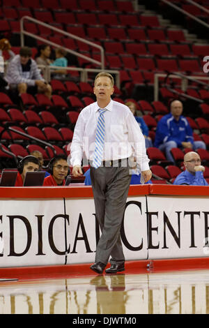 Fresno, CS, STATI UNITI D'AMERICA. 29 Nov, 2013. Novembre 29, 2013 Fresno, CA - Drake head coach Ray Giacoletti nel gioco tra il Drake Bulldogs e il Raschino di Fresno membro Bulldogs a Save Mart Center Fresno, in CA. Drake ha vinto il gioco 84 a 74. Credito: csm/Alamy Live News Foto Stock