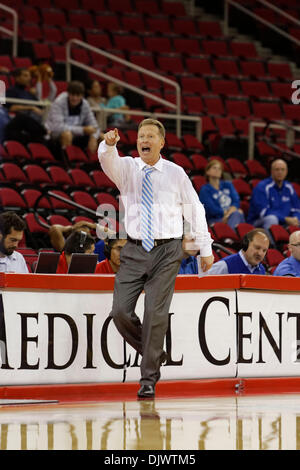 Fresno, CS, STATI UNITI D'AMERICA. 29 Nov, 2013. Novembre 29, 2013 Fresno, CA - Drake head coach Ray Giacoletti nel gioco tra il Drake Bulldogs e il Raschino di Fresno membro Bulldogs a Save Mart Center Fresno, in CA. Drake ha vinto il gioco 84 a 74. Credito: csm/Alamy Live News Foto Stock