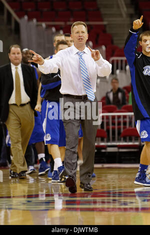 Fresno, CS, STATI UNITI D'AMERICA. 29 Nov, 2013. Novembre 29, 2013 Fresno, CA - Drake head coach Ray Giacoletti nel gioco tra il Drake Bulldogs e il Raschino di Fresno membro Bulldogs a Save Mart Center Fresno, in CA. Drake ha vinto il gioco 84 a 74. Credito: csm/Alamy Live News Foto Stock