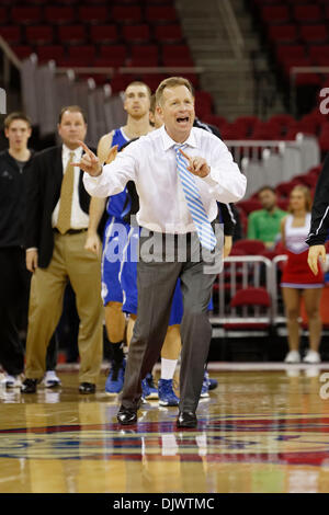 Fresno, CS, STATI UNITI D'AMERICA. 29 Nov, 2013. Novembre 29, 2013 Fresno, CA - Drake head coach Ray Giacoletti nel gioco tra il Drake Bulldogs e il Raschino di Fresno membro Bulldogs a Save Mart Center Fresno, in CA. Drake ha vinto il gioco 84 a 74. Credito: csm/Alamy Live News Foto Stock