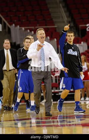 Fresno, CS, STATI UNITI D'AMERICA. 29 Nov, 2013. Novembre 29, 2013 Fresno, CA - Drake head coach Ray Giacoletti nel gioco tra il Drake Bulldogs e il Raschino di Fresno membro Bulldogs a Save Mart Center Fresno, in CA. Drake ha vinto il gioco 84 a 74. Credito: csm/Alamy Live News Foto Stock