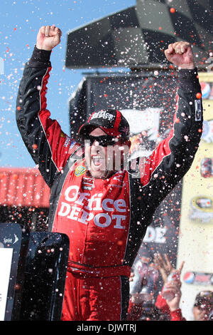 Ottobre 10, 2010 - Fontana, in California, Stati Uniti d'America - Tony Stewart driver della Sprint Cup Series Office Depot / Old Spice #14 auto vincente celebra la Pepsi Max 400 presso l'Auto Club Speedway. (Credito Immagine: © Brandon Parry/Southcreek globale/ZUMApress.com) Foto Stock