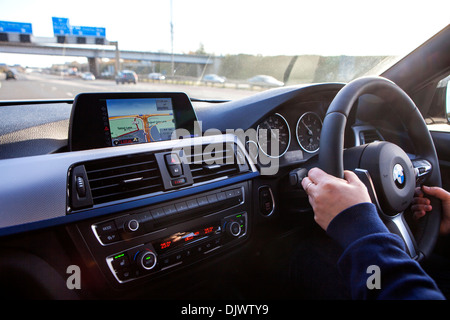 Primo piano della BMW Serie 3 F30 speedo del cruscotto Foto Stock