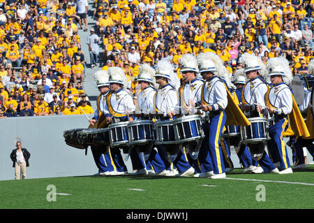 11 ott. 2010 - Morgantown West Virginia, Stati Uniti d'America - Il West Virginia drum majors eseguire prima la partita contro la UNLV sabato. West Virginia UNLV sconfitto da un punteggio di 49 - 10. (Credito Immagine: © Brian liberato/Southcreek globale/ZUMApress.com) Foto Stock