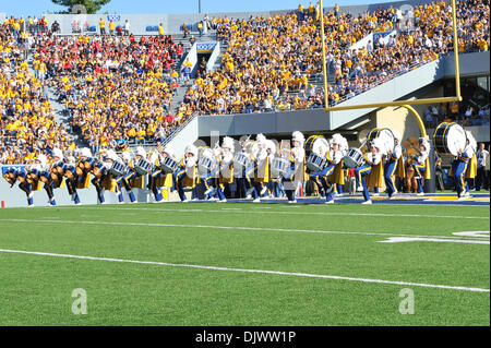 11 ott. 2010 - Morgantown West Virginia, Stati Uniti d'America - West Virginia drum majors eseguire prima la partita contro la UNLV sabato. West Virginia UNLV sconfitto da un punteggio di 49 - 10. (Credito Immagine: © Brian liberato/Southcreek globale/ZUMApress.com) Foto Stock