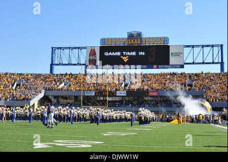 11 ott. 2010 - Morgantown West Virginia, Stati Uniti d'America - Il West Virginia marching band esegue prima la partita contro la UNLV sabato. West Virginia UNLV sconfitto da un punteggio di 49 - 10. (Credito Immagine: © Brian liberato/Southcreek globale/ZUMApress.com) Foto Stock