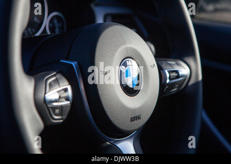 Primo piano della BMW Serie 3 F30 speedo del cruscotto Foto Stock