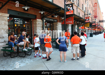 I fan di prendere un tour guidato del Rigogolo Park, casa della squadra di baseball dei Baltimore Orioles, Camden Yards, Baltimore, Maryland, Stati Uniti d'America Foto Stock