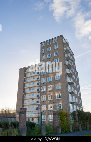 Autostrade a dieci piani di T-piano a torre in York Road, Gipton, Leeds, costruito nel 1960 e contiene 60 appartamenti Foto Stock