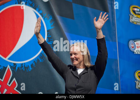 11 ott. 2010 - Fontana, CA, Stati Uniti d'America - Meg Whitman, California candidato repubblicano alla carica di governatore, fu ospite in gara e ha contribuito a introdurre i driver. (Credito Immagine: © Josh Cappella/Southcreek globale/ZUMApress.com) Foto Stock