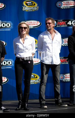 11 ott. 2010 - Fontana, CA, Stati Uniti d'America - Sharon Stone e Kenny Loggins attendere sul palco per contribuire a introdurre i driver per la gara. (Credito Immagine: © Josh Cappella/Southcreek globale/ZUMApress.com) Foto Stock