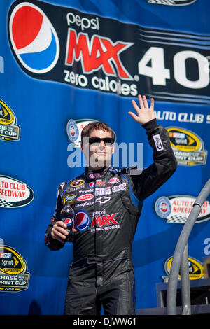 11 ott. 2010 - Fontana, CA, Stati Uniti d'America - Jeff Gordon (24) passeggiate fuori per fare il tifo tifosi durante il conducente presentazioni. (Credito Immagine: © Josh Cappella/Southcreek globale/ZUMApress.com) Foto Stock