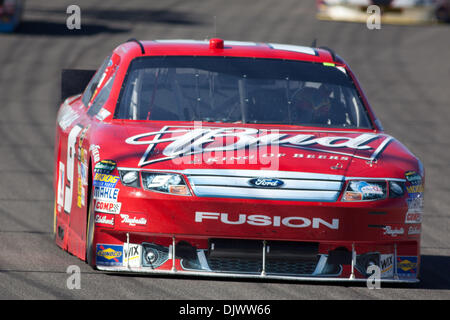 11 ott. 2010 - Fontana, CA, Stati Uniti d'America - Kasey Kahne (9) nella Budweiser Ford arriva intorno girare quattro presso l'Auto Club Speedway. (Credito Immagine: © Josh Cappella/Southcreek globale/ZUMApress.com) Foto Stock