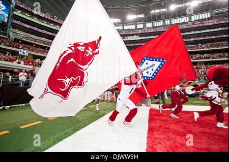 11 ott. 2010 - Arlington, Texas, Stati Uniti d'America - l'Arkansas Razorbacks prende il campo prima che il gioco tra la University of Arkansas e Texas A&M. Il Razorbacks sconfitto il Aggies 24-17 a cowboy Stadium di Arlington, Texas. (Credito Immagine: © Jerome Miron/Southcreek globale/ZUMApress.com) Foto Stock