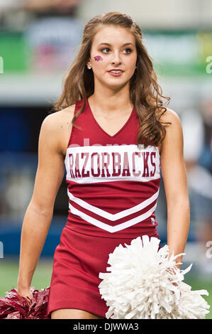 11 ott. 2010 - Arlington, Texas, Stati Uniti d'America - Un Arkansas Razorbacks Cheerleader si prepara per il gioco tra la University of Arkansas e Texas A&M. Il Razorbacks sconfitto il Aggies 24-17 a cowboy Stadium di Arlington, Texas. (Credito Immagine: © Jerome Miron/Southcreek globale/ZUMApress.com) Foto Stock
