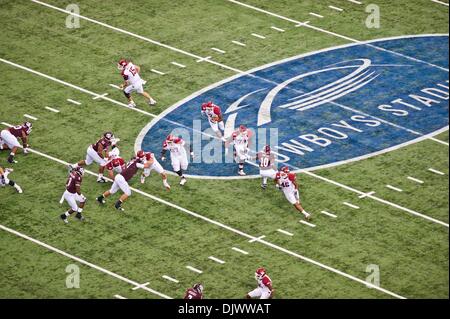 11 ott. 2010 - Arlington, Texas, Stati Uniti d'America - Arkansas Razorbacks ed il Texas A&M Aggies durante il gioco tra la University of Arkansas e Texas A&M. Il Razorbacks sconfitto il Aggies 24-17 a cowboy Stadium di Arlington, Texas. (Credito Immagine: © Jerome Miron/Southcreek globale/ZUMApress.com) Foto Stock