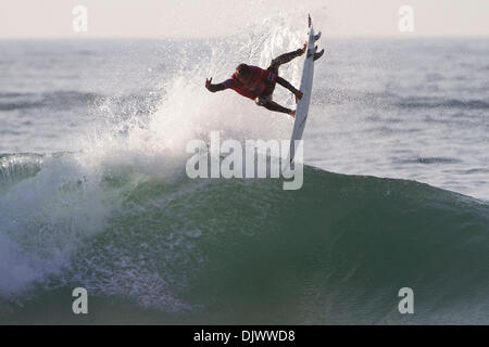 Oct 12, 2010 - Peniche, Portogallo - JADSON ANDRE (Guaruja, Brasil) avanzato nel round 4 del Rip Curl Pro Portogallo di oggi. Andre strettamente sconfitto Brett Simpson (USA) con un punteggio di 13,83 a quella di The Simpsons 13.67 (sia al di fuori di un possibile 20 punti) per la configurazione di un Round 4 il calore con colleghi specialisti di antenna Owen Wright e attuale mondo ASP No.2 Jordy Smith (RSA).Il Rip Curl Pro Port Foto Stock