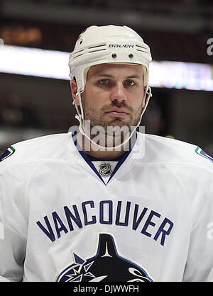 Oct 13, 2010 - Anaheim, California, Stati Uniti - Vancouver Canucks defenceman AARON Roma durante il primo periodo di un NHL Hockey gioco contro gli Anaheim Ducks all'Honda Center. (Credito Immagine: © Mark Samala/ZUMApress.com) Foto Stock