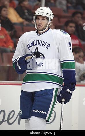 Oct 13, 2010 - Anaheim, California, Stati Uniti - Vancouver Canucks center RYAN KESLER durante il primo periodo di un NHL Hockey gioco contro gli Anaheim Ducks all'Honda Center. (Credito Immagine: © Mark Samala/ZUMApress.com) Foto Stock