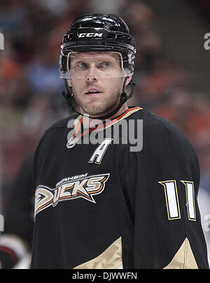 Oct 13, 2010 - Anaheim, California, Stati Uniti - Anaheim Ducks center aku Koivu di Finlandia durante il primo periodo di un NHL Hockey gioco contro il Vancouver Canucks all'Honda Center. (Credito Immagine: © Mark Samala/ZUMApress.com) Foto Stock