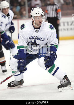 Oct 13, 2010 - Anaheim, California, Stati Uniti - Vancouver Canucks defenceman KEITH BALLARD durante il primo periodo di un NHL Hockey gioco contro gli Anaheim Ducks all'Honda Center. (Credito Immagine: © Mark Samala/ZUMApress.com) Foto Stock