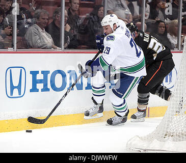 Oct 13, 2010 - Anaheim, California, Stati Uniti - Vancouver Canucks defenceman AARON guide di Roma il puck da Anaheim Ducks ala sinistra JASON BLAKE durante il primo periodo di un NHL Hockey gioco contro gli Anaheim Ducks all'Honda Center. (Credito Immagine: © Mark Samala/ZUMApress.com) Foto Stock