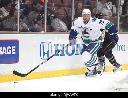 Oct 13, 2010 - Anaheim, California, Stati Uniti - Vancouver Canucks defenceman AARON guide di Roma il puck da Anaheim Ducks ala sinistra JASON BLAKE durante il primo periodo di un NHL Hockey gioco contro gli Anaheim Ducks all'Honda Center. (Credito Immagine: © Mark Samala/ZUMApress.com) Foto Stock