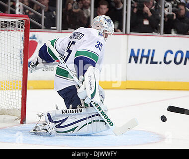 Oct 13, 2010 - Anaheim, California, Stati Uniti - Vancouver Canucks goalie CORY SCHNEIDER blocca un puck shot dall'Anaheim Ducks durante il primo periodo di un NHL Hockey gioco contro gli Anaheim Ducks all'Honda Center. (Credito Immagine: © Mark Samala/ZUMApress.com) Foto Stock