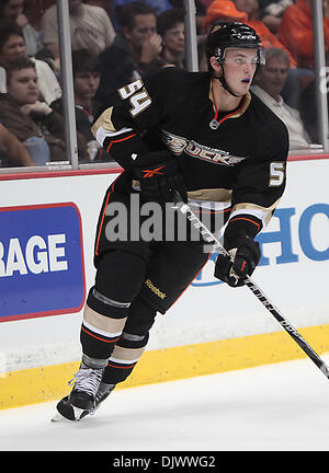 Oct 13, 2010 - Anaheim, California, Stati Uniti - Anaheim Ducks defenceman CAM FOWLER durante il secondo periodo di un NHL Hockey gioco nei confronti dell'Honda Center. (Credito Immagine: © Mark Samala/ZUMApress.com) Foto Stock